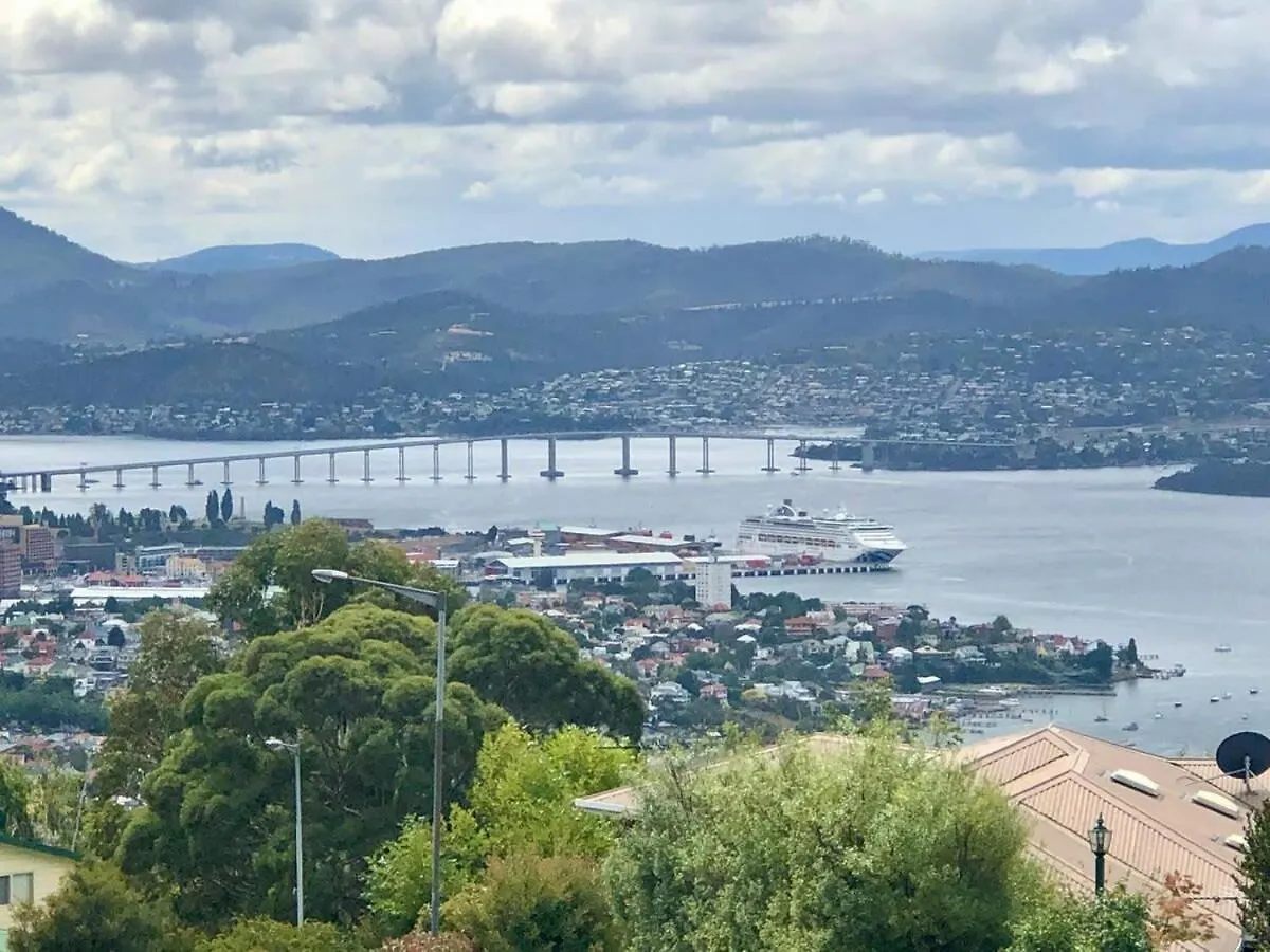 4 Bed 2 Storey House With Views Spa Near Beach Hobart