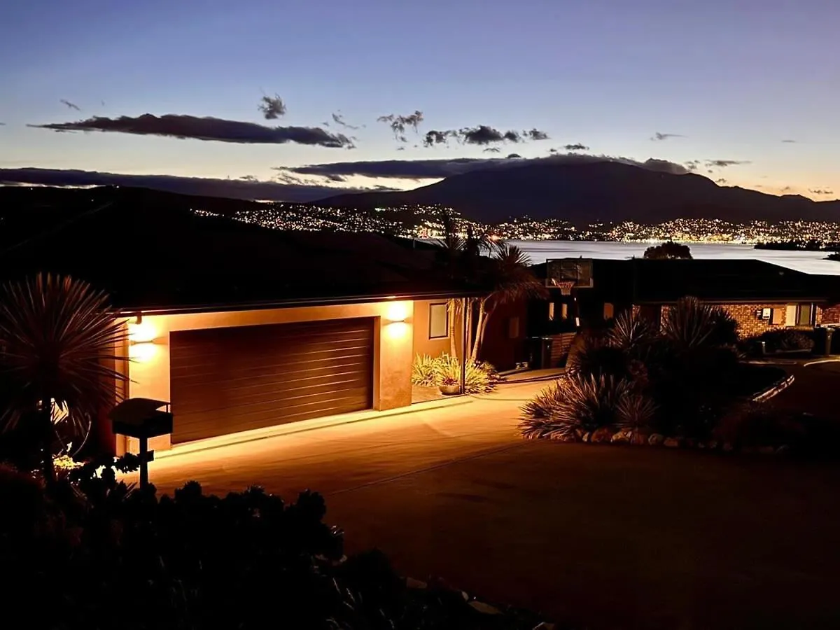 Holiday home 4 Bed 2 Storey House With Views Spa Near Beach Hobart