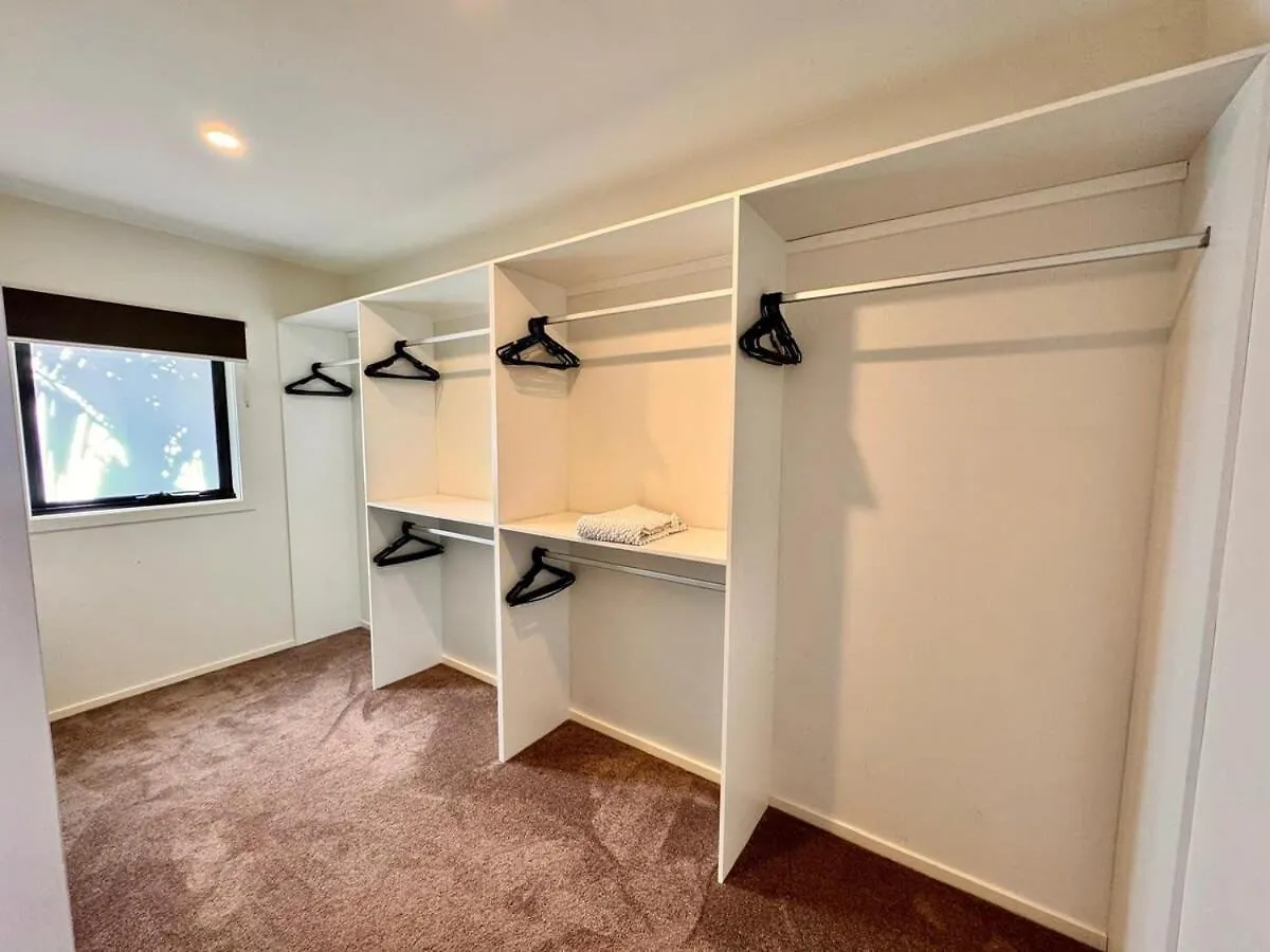 Holiday home 4 Bed 2 Storey House With Views Spa Near Beach Hobart