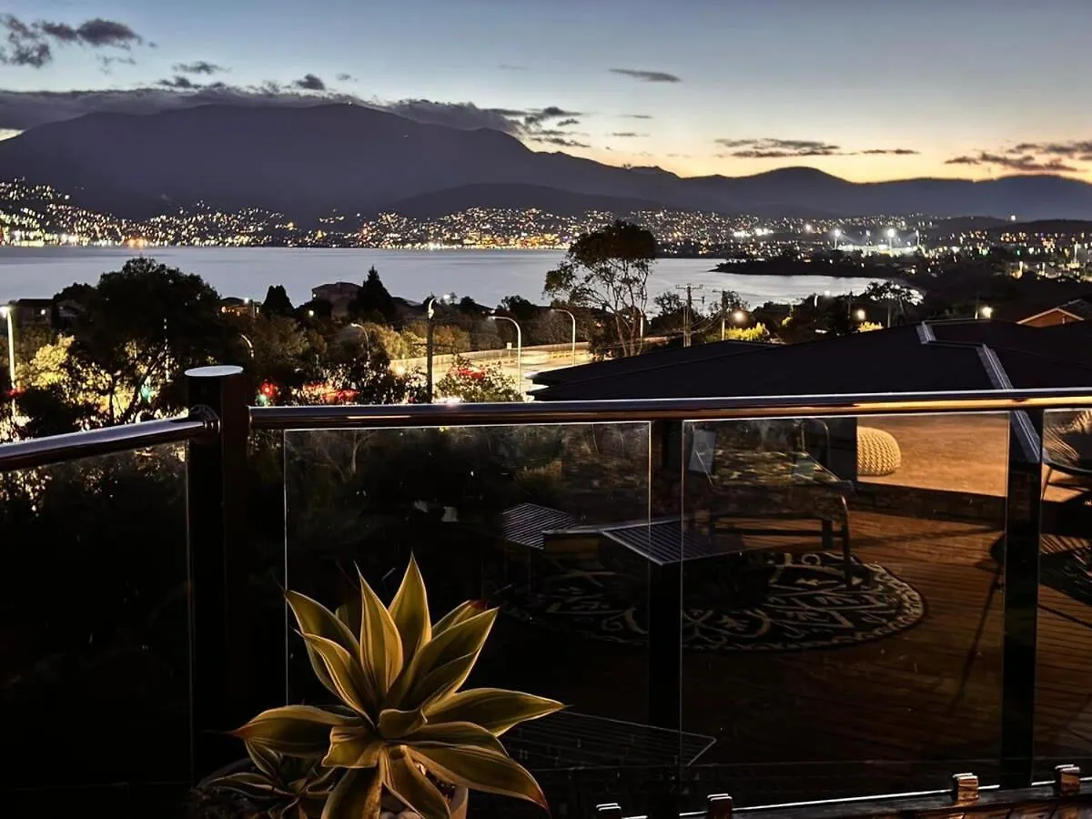 Holiday home 4 Bed 2 Storey House With Views Spa Near Beach Hobart