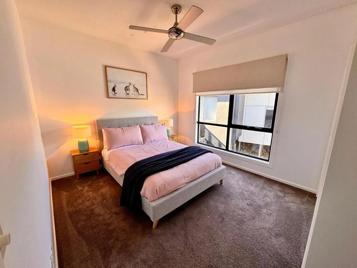 4 Bed 2 Storey House With Views Spa Near Beach Hobart