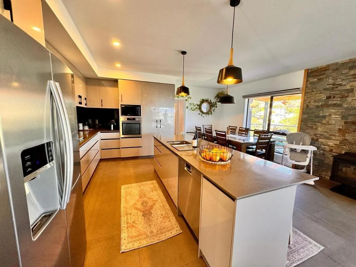 4 Bed 2 Storey House With Views Spa Near Beach Hobart Holiday home