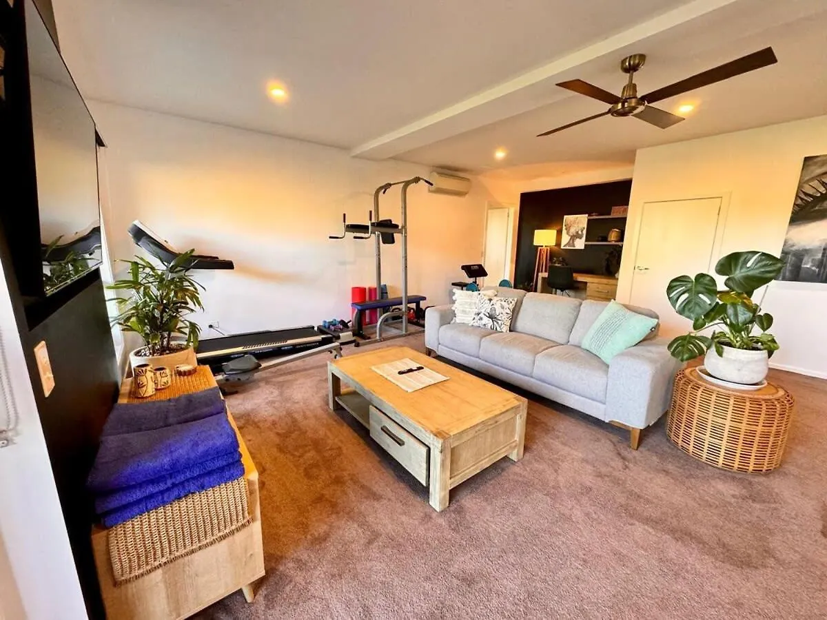 4 Bed 2 Storey House With Views Spa Near Beach Hobart