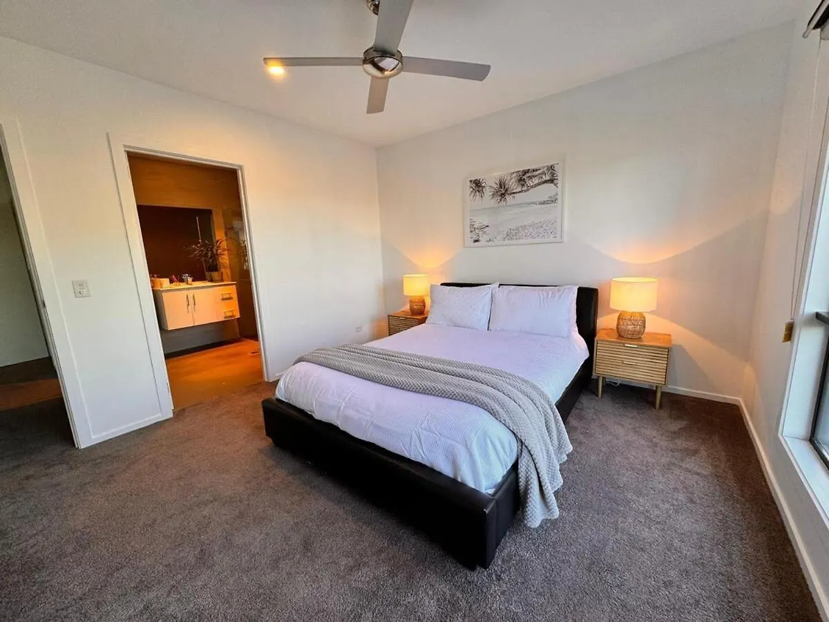 4 Bed 2 Storey House With Views Spa Near Beach Hobart Holiday home