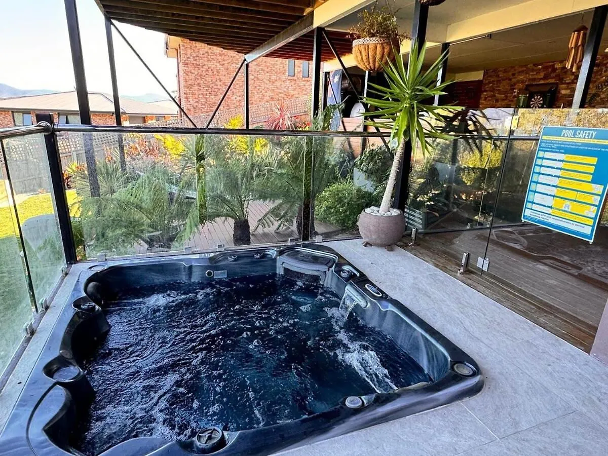 4 Bed 2 Storey House With Views Spa Near Beach Hobart Holiday home