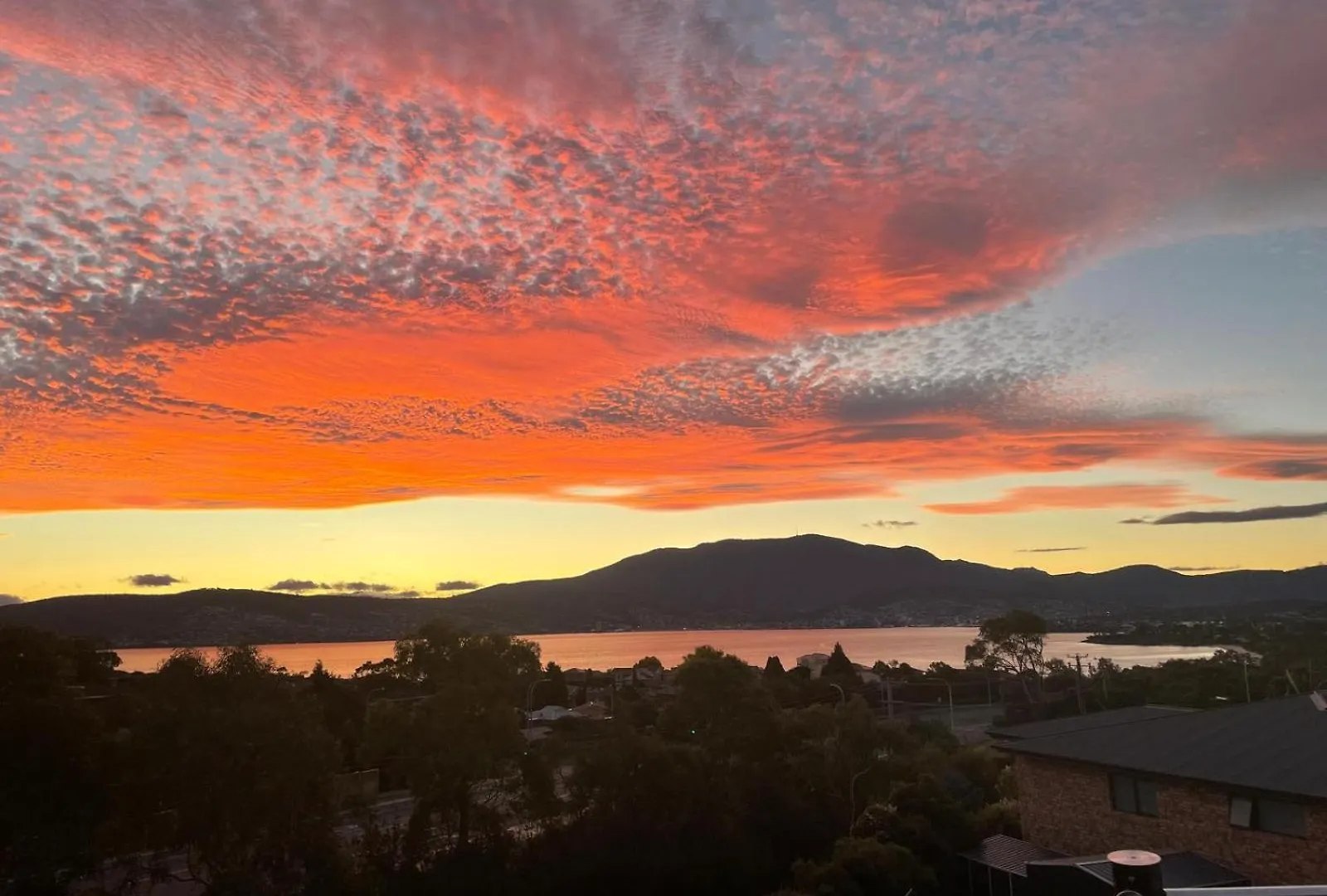 4 Bed 2 Storey House With Views Spa Near Beach Hobart Holiday home